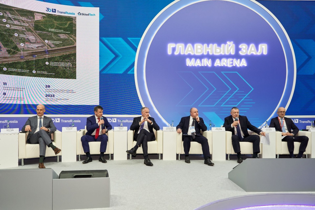 1. фото_пленарка Кахидзе_optim.jpg